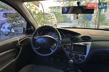Хэтчбек Ford Focus 2001 в 