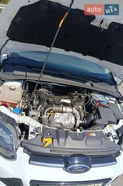 Хэтчбек Ford Focus 2011 в 