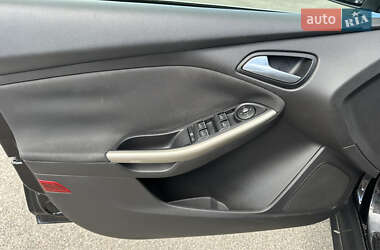 Хэтчбек Ford Focus 2012 в 