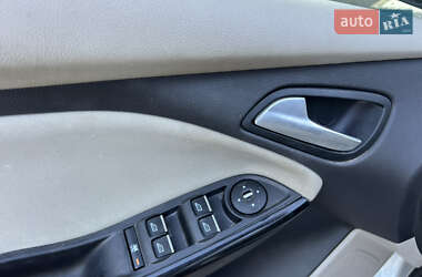 Хэтчбек Ford Focus 2011 в 