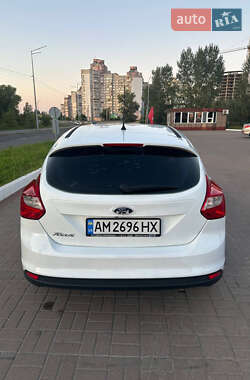 Хэтчбек Ford Focus 2012 в 