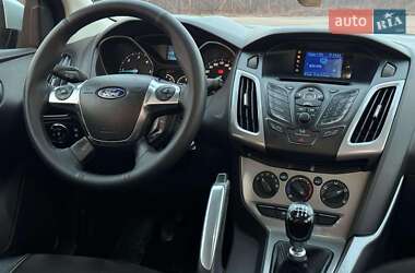 Хэтчбек Ford Focus 2011 в 