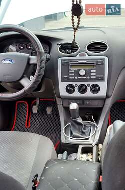Хэтчбек Ford Focus 2005 в 