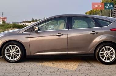 Хэтчбек Ford Focus 2012 в 