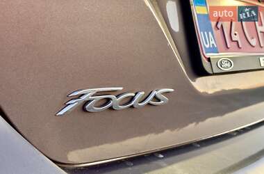 Хэтчбек Ford Focus 2012 в 