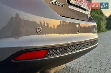 Хэтчбек Ford Focus 2012 в 