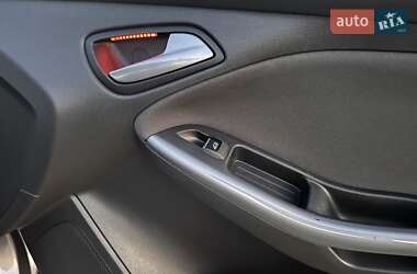Хэтчбек Ford Focus 2012 в 