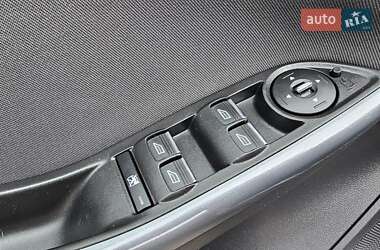 Хэтчбек Ford Focus 2012 в 