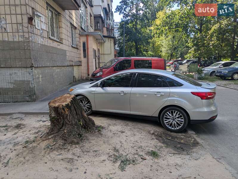 Седан Ford Focus 2015 в 