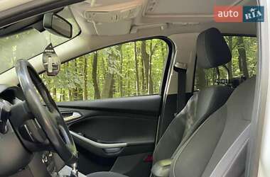 Хэтчбек Ford Focus 2011 в 