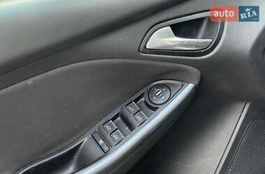 Хэтчбек Ford Focus 2011 в 