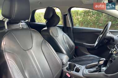 Хэтчбек Ford Focus 2011 в 