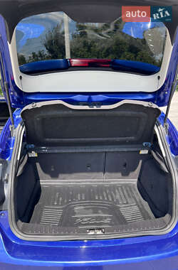 Хэтчбек Ford Focus 2011 в 