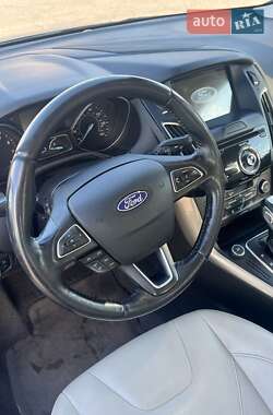 Хэтчбек Ford Focus 2015 в 