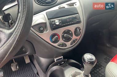 Хэтчбек Ford Focus 2000 в 