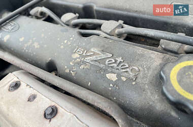 Хэтчбек Ford Focus 2000 в 