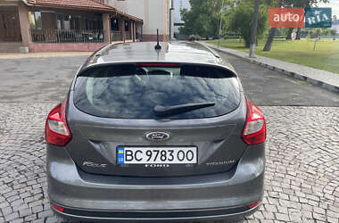 Хэтчбек Ford Focus 2011 в 