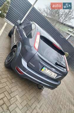 Хэтчбек Ford Focus 2011 в 