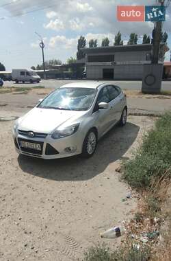 Хэтчбек Ford Focus 2012 в 