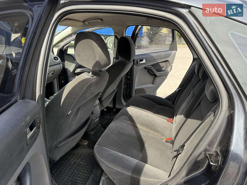 Хэтчбек Ford Focus 2005 в Городке