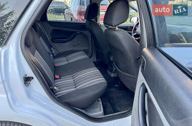 Хэтчбек Ford Focus 2011 в 
