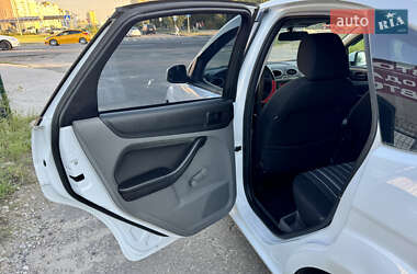 Хэтчбек Ford Focus 2011 в 