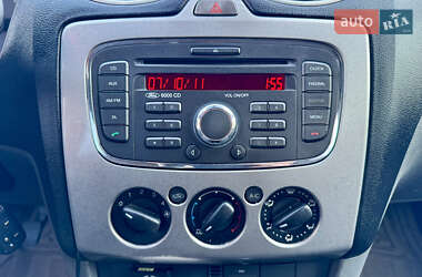 Хэтчбек Ford Focus 2011 в 