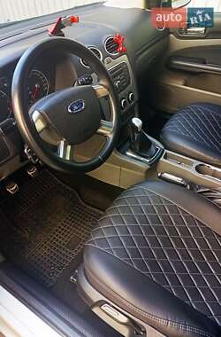Хэтчбек Ford Focus 2011 в 