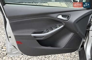 Хэтчбек Ford Focus 2011 в 