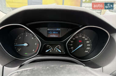 Хэтчбек Ford Focus 2011 в 