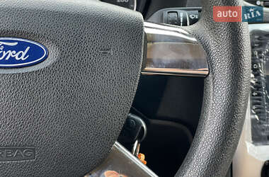 Хэтчбек Ford Focus 2005 в 