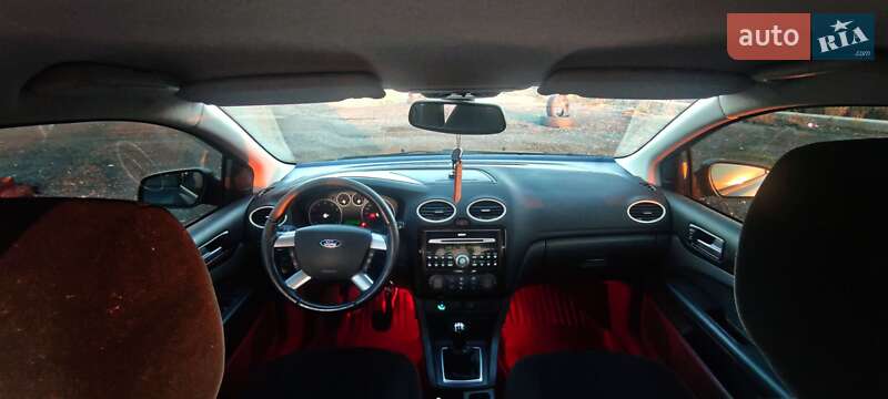 Седан Ford Focus 2006 в Краснограде