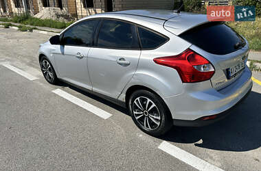 Хэтчбек Ford Focus 2011 в 