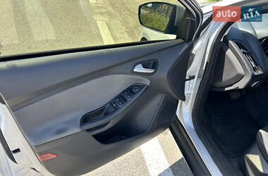 Хэтчбек Ford Focus 2011 в 
