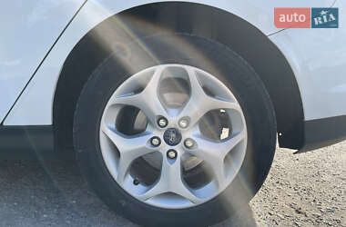 Хэтчбек Ford Focus 2012 в 