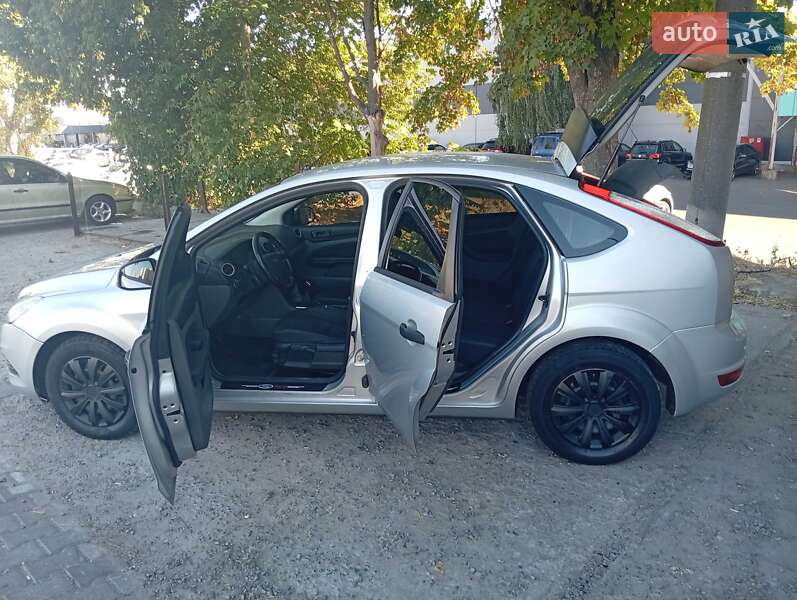 Хэтчбек Ford Focus 2011 в 