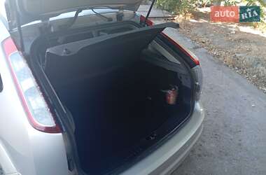 Хэтчбек Ford Focus 2011 в 