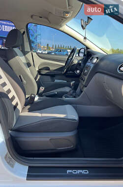 Хэтчбек Ford Focus 2010 в 