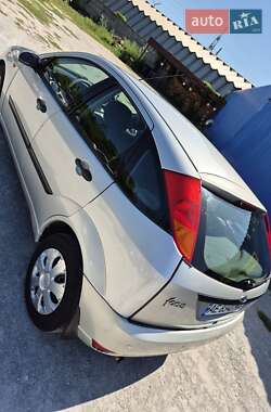 Хэтчбек Ford Focus 2002 в 