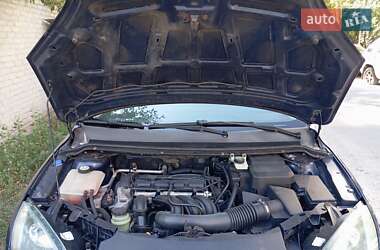 Хэтчбек Ford Focus 2004 в 
