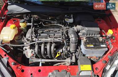 Хэтчбек Ford Focus 2002 в 