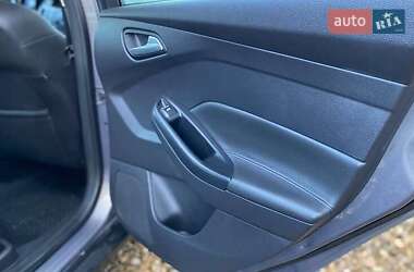 Хэтчбек Ford Focus 2011 в 
