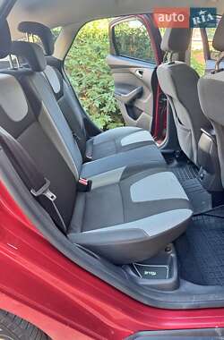 Хэтчбек Ford Focus 2012 в 