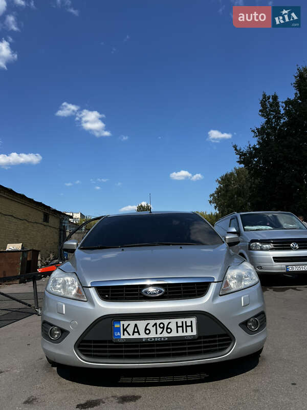 Хэтчбек Ford Focus 2011 в 