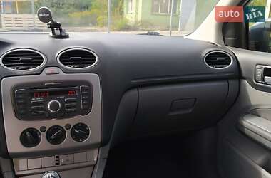 Хэтчбек Ford Focus 2011 в 
