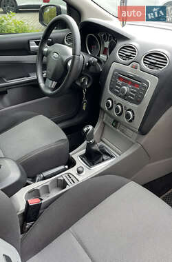 Хэтчбек Ford Focus 2010 в 