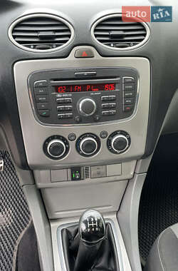 Хэтчбек Ford Focus 2010 в 
