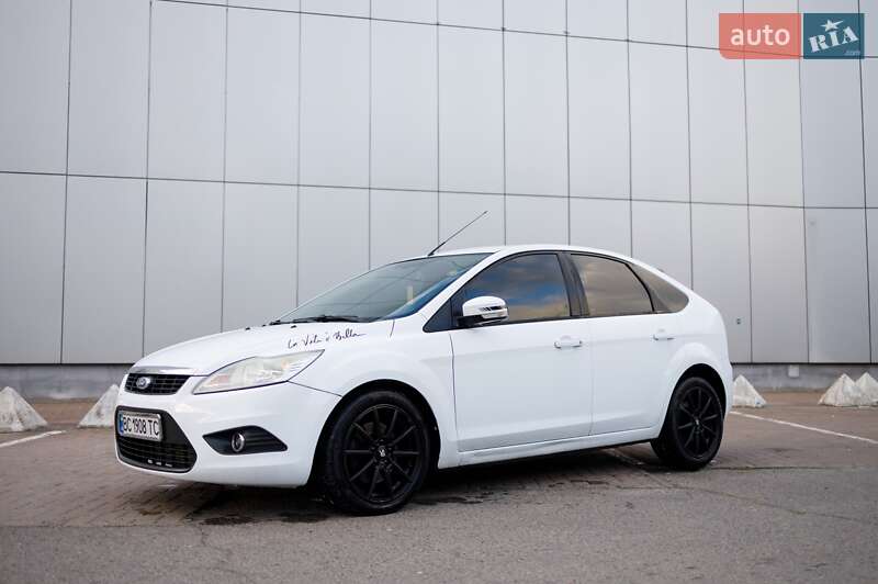 Хэтчбек Ford Focus 2011 в 