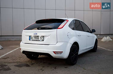 Хэтчбек Ford Focus 2011 в 