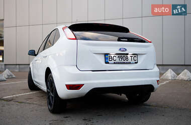 Хэтчбек Ford Focus 2011 в 